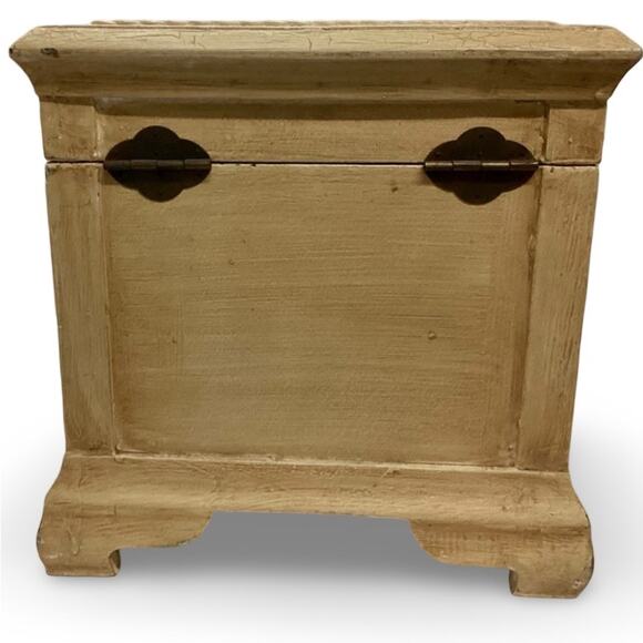 Large Antique Collectible Wooden Chest - Picture 5 of 9